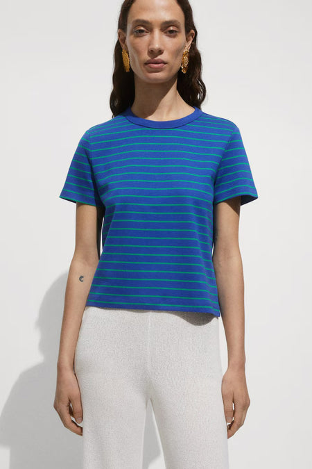 Blauwe korte mouw T-shirt met gestreepte, van MANGO, gedragen met een lichte witte trui, rugzijde.