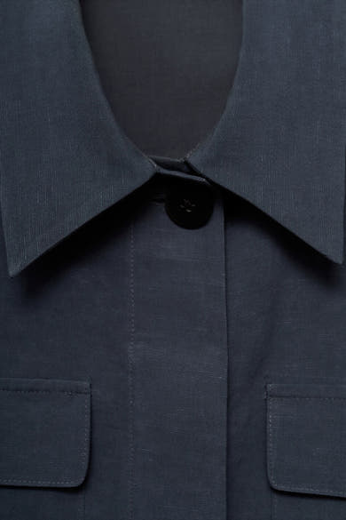 Chemise à manches courtes bleue de MANGO, avec col, boutonnière et poches poitrine.