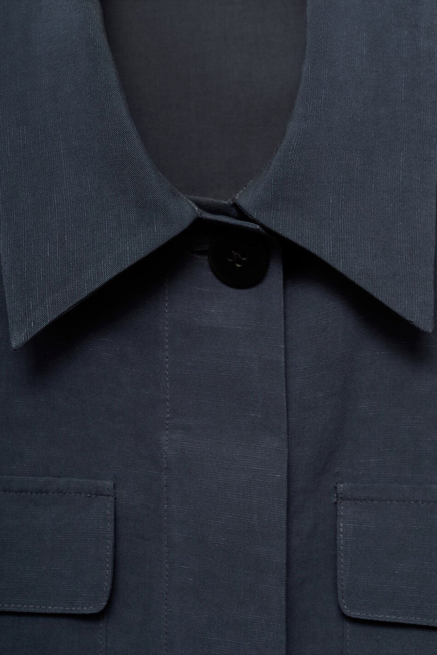 Chemise à manches courtes bleue de MANGO, avec col, boutonnière et poches poitrine.
