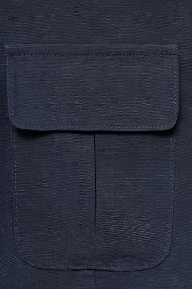 Chemise à manches courtes bleu de MANGO, avec une poche plaquée et une texture de lin.
