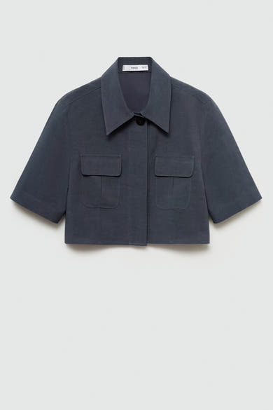 Chemise bleu à manches courtes de MANGO, avec poches plaquées sur le devant et coupe courte.