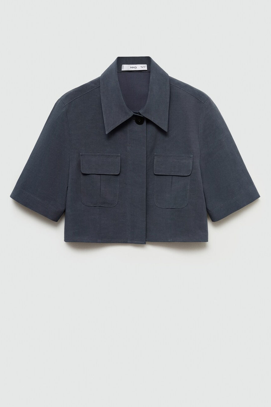 Chemise bleu à manches courtes de MANGO, avec poches plaquées sur le devant et coupe courte.