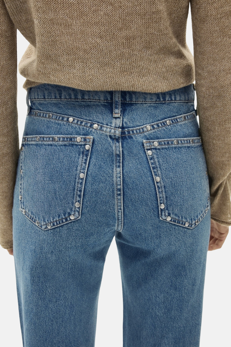 Rechte spijkerbroek van middinblauw denim van MANGO, versierd met zilverkleurige studs op de achterzakken en langs de tailleband.