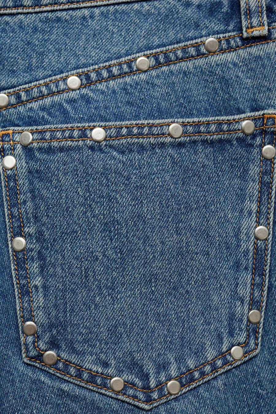 Rechte spijkerbroek van middinblauw denim van MANGO, met achterzak versierd met zilveren studs.