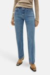 Rechte blauwe denim jeans van MANGO, gedragen met een lichtbruine trui en suède puntlaarzen.