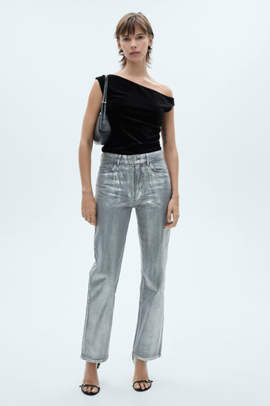 Multikleurig mouwloos topje van MANGO, gedragen met een zilveren jeans en een zwarte handtas, op een witte achtergrond.