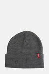 Grijze gebreide muts van Levi's® Accessories, met een rood logo op de onderrand genaaid.