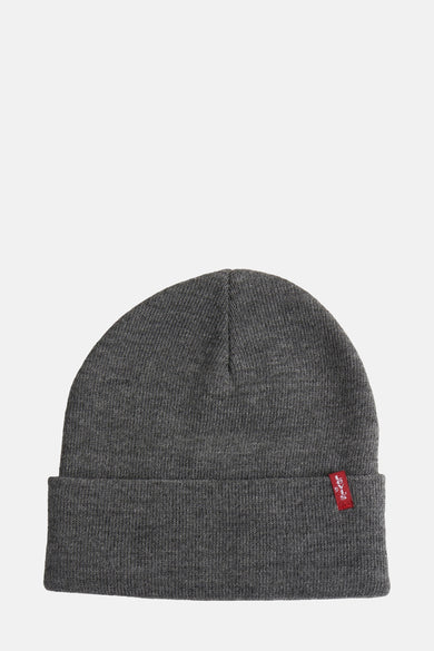 Bonnet gris de Levi's® Accessories, en tricot côtelé avec étiquette rouge sur le bord.