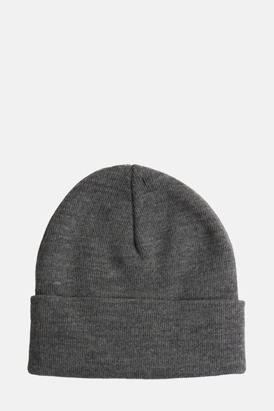 Bonnet gris de Levi's® Accessories, en tricot côtelé avec ourlet replié, sur fond neutre.