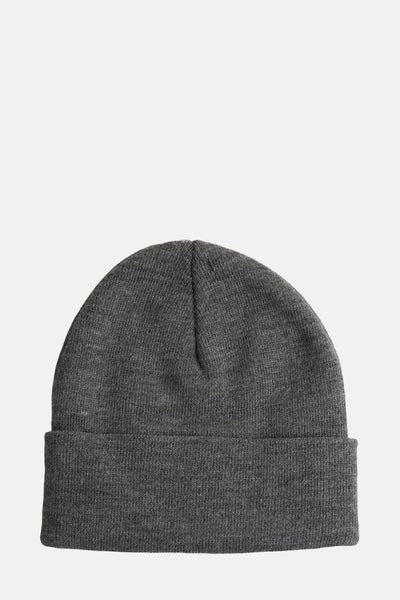 Bonnet gris de Levi's® Accessories, en tricot côtelé avec ourlet replié, sur fond neutre.