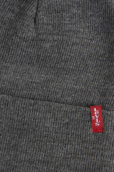 Bonnet gris en maille par Levi's® Accessories, avec un logo rouge cousu sur le bord inférieur.