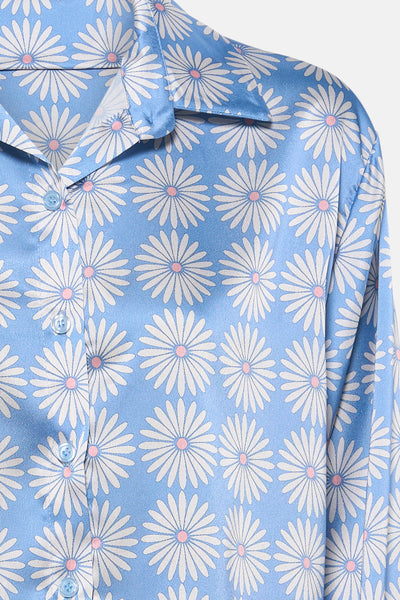 Chemise bleue à manches longues de Terra di Siena avec motif marguerites blanches et roses.