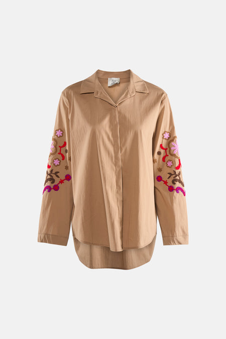 Beige overhemd met lange mouwen van Terra di Siena, met bloemenborduursels op de mouwen.