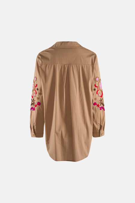 Beige overhemd met lange mouwen van Terra di Siena met veelkleurige bloemenborduursels op de mouwen.