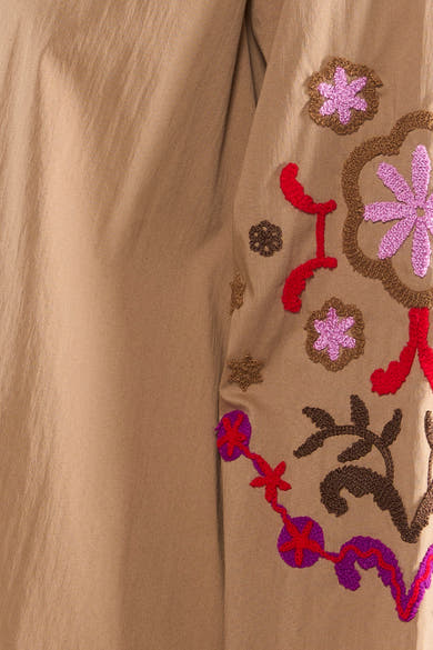Chemisier beige à manches longues de Terra di Siena avec broderies florales rouges, roses et marron.