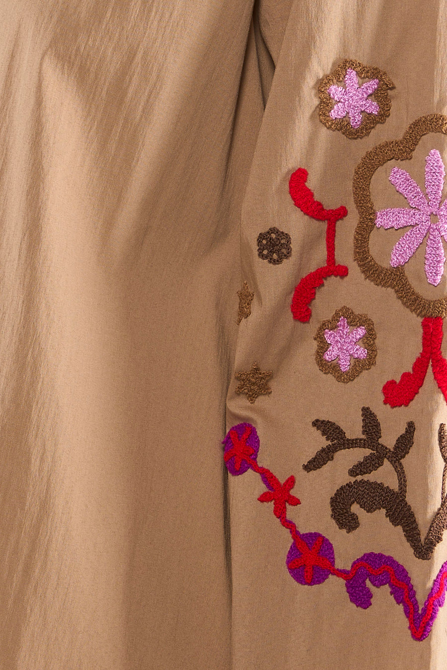 Chemisier beige à manches longues de Terra di Siena avec broderies florales rouges, roses et marron.