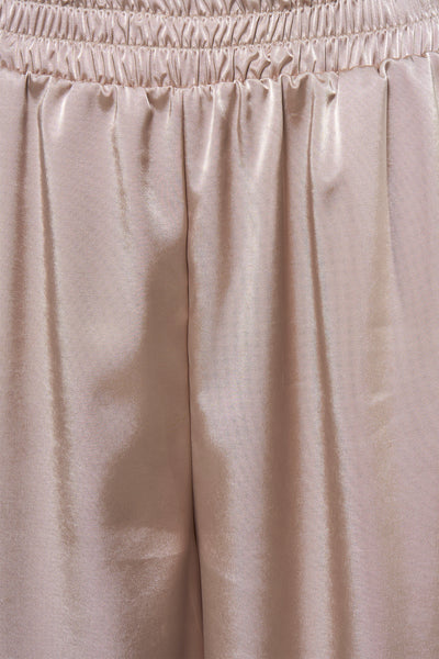 Beige broek van Terra di Siena in gekreukte satijnen stof met elastische tailleband.