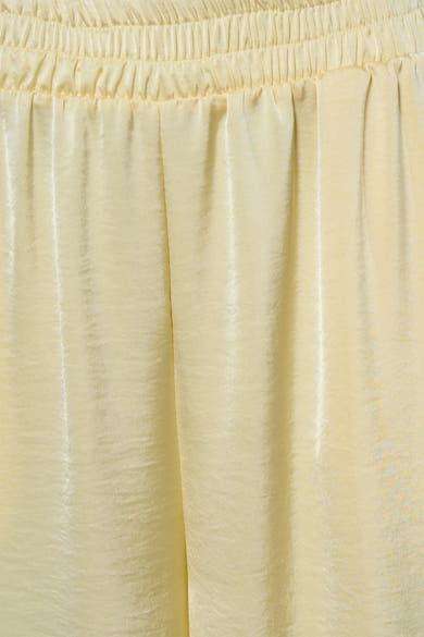 Pantalon jaune de Terra di Siena avec taille élastique et texture satinée.