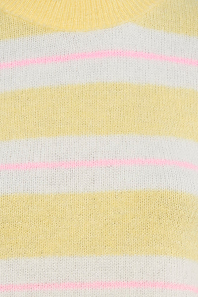 Multikleurige trui van Terra di Siena, met gele, witte en roze horizontale strepen.