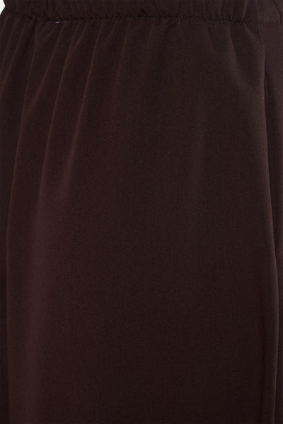 Bruine broek van Terra di Siena, met een subtiele textuur en delicate plooien aan de taille.