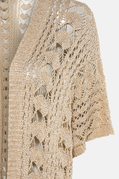Gilet doré de Terra di Siena avec une texture ajourée complexe et manches courtes.

