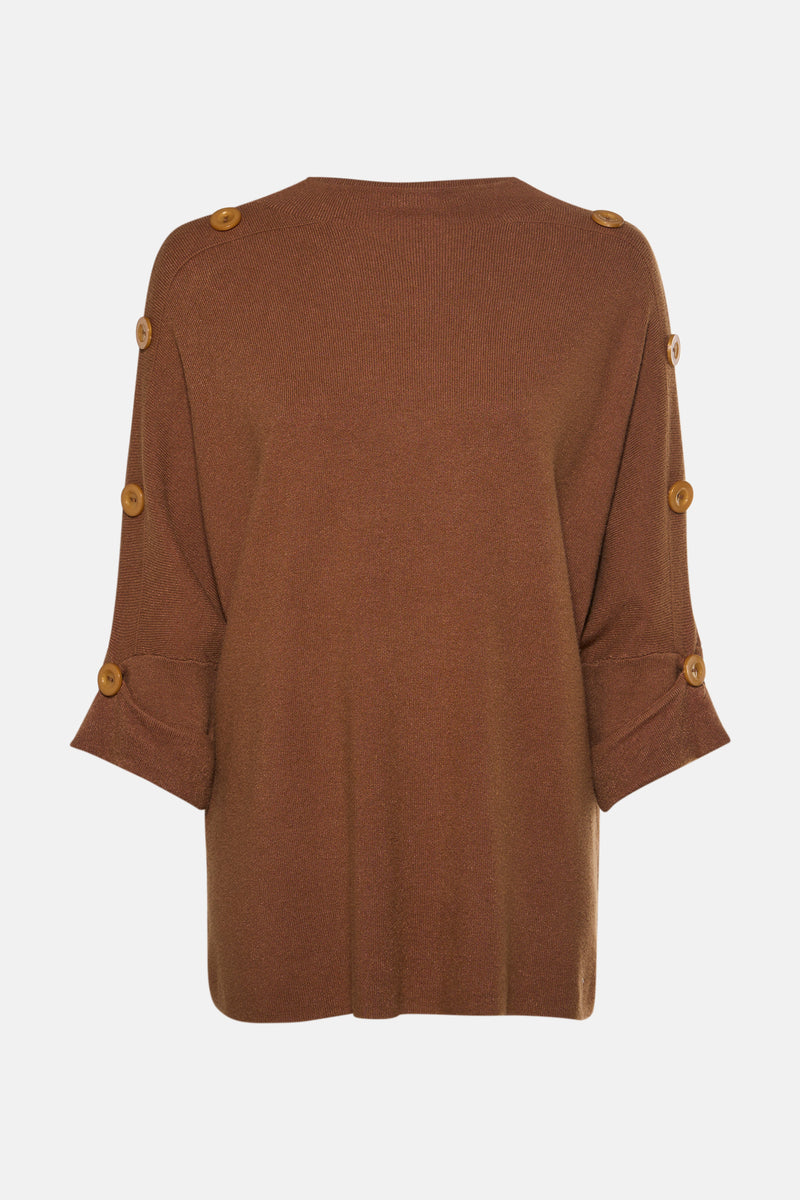 Pull cognac à col roulé par Terra di Siena avec des boutons décoratifs sur les manches.