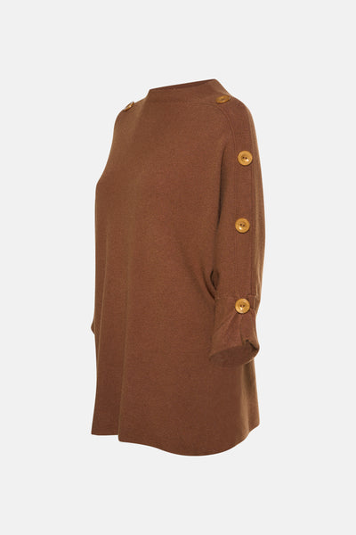 Pull à col roulé cognac de Terra di Siena avec manches trois-quarts à boutons décoratifs, vue de côté.