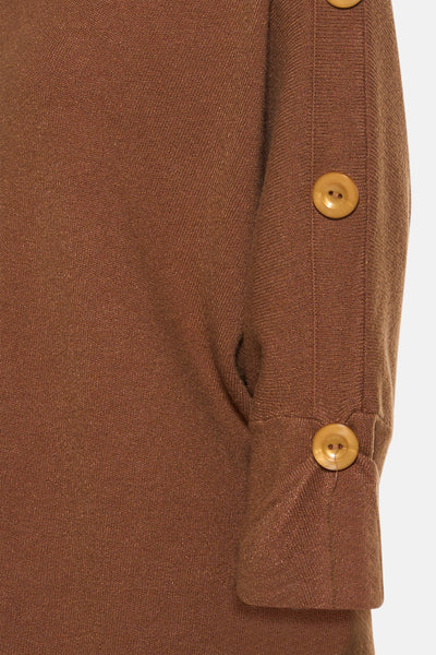 Pull à col roulé cognac de Terra di Siena avec boutons décoratifs sur la manche.