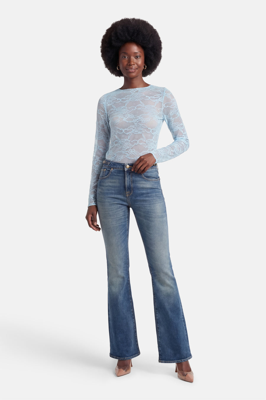 Terra di Siena blauw T-shirt met lange mouwen, van delicate kant, gedragen met een wijde spijkerbroek en nude pumps.