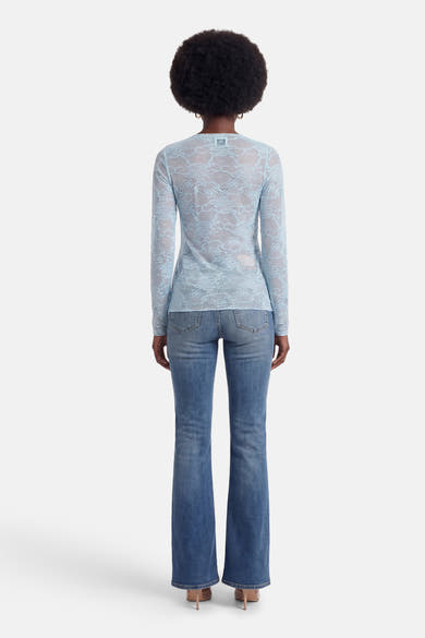 Blauw T-shirt met lange mouwen van Terra di Siena met bloemenkantpatroon, gedragen met een uitlopende jeans met lage taille.