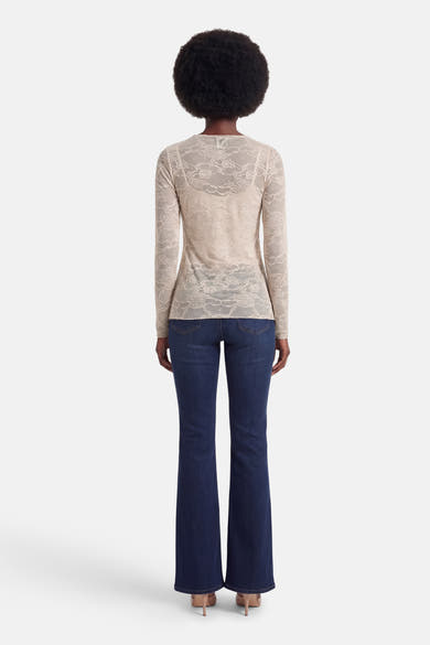 Roze T-shirt met lange mouwen van Terra di Siena met kanten patroon, gedragen met een low-rise spijkerbroek.