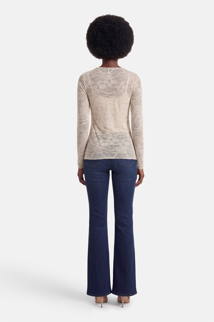 Roze T-shirt met lange mouwen van Terra di Siena met kanten patroon, gedragen met een low-rise spijkerbroek.