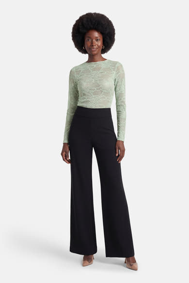 Groen T-shirt met lange mouwen van Terra di Siena met bloemenkant, gedragen met een zwarte pantalon met hoge taille.