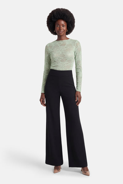 Groen T-shirt met lange mouwen van Terra di Siena met bloemenkant, gedragen met een zwarte pantalon met hoge taille.