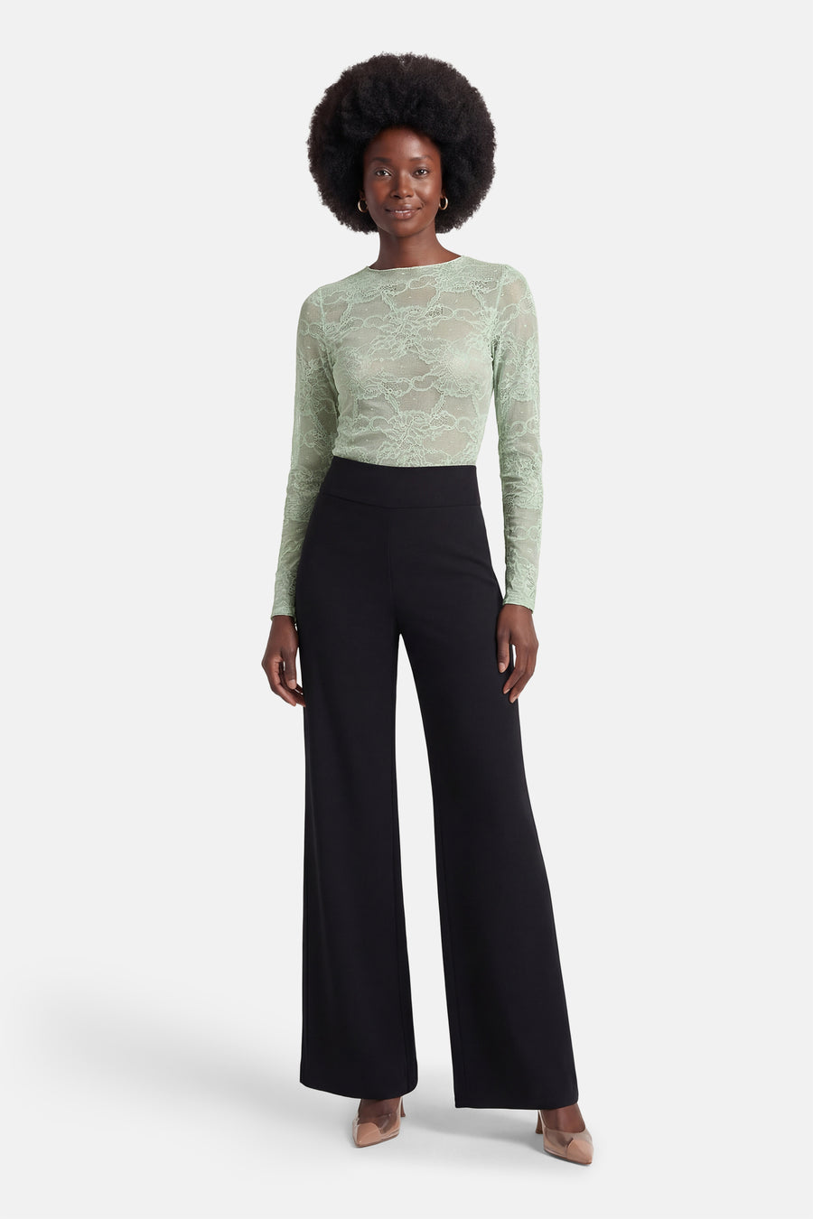 Groen T-shirt met lange mouwen van Terra di Siena met bloemenkant, gedragen met een zwarte pantalon met hoge taille.