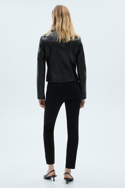 Zwarte broek van MANGO, gedragen met een lederen jas, sigarettenpas, opbruro rokken.