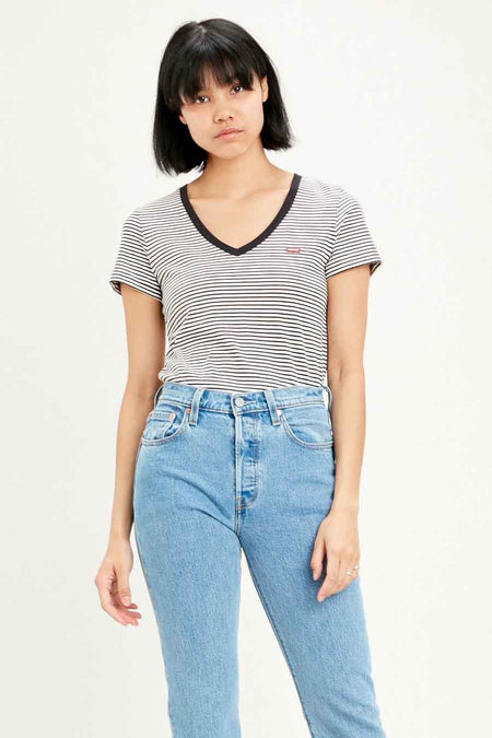 T-shirt rayé multicolore de Levi's®, à encolure en V noire, porté avec un jean bleu taille haute.
