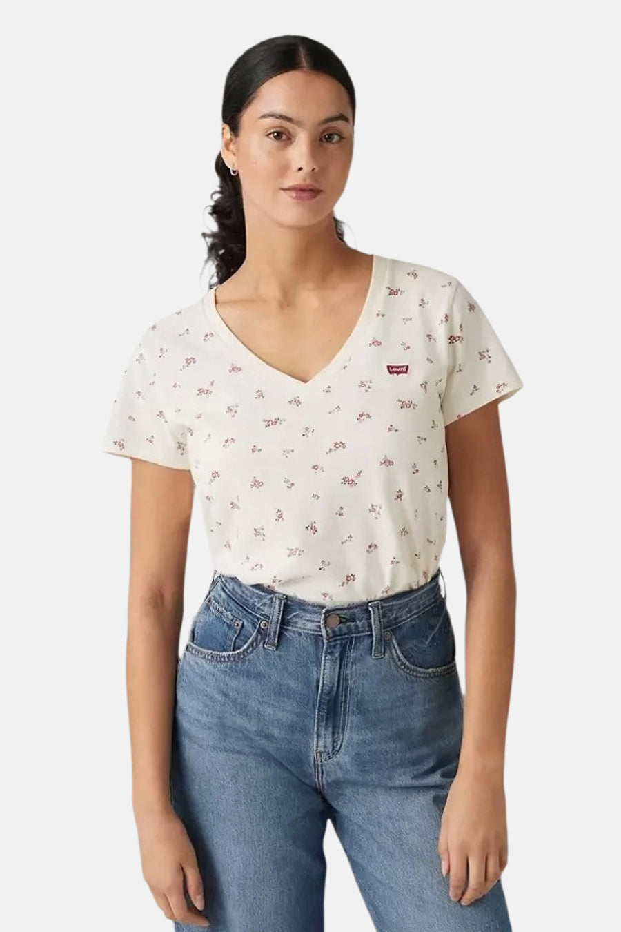 Ecru T-shirt met korte mouwen van Levi's, met rood bloemenpatroon, gedragen met een blauwe jeans.