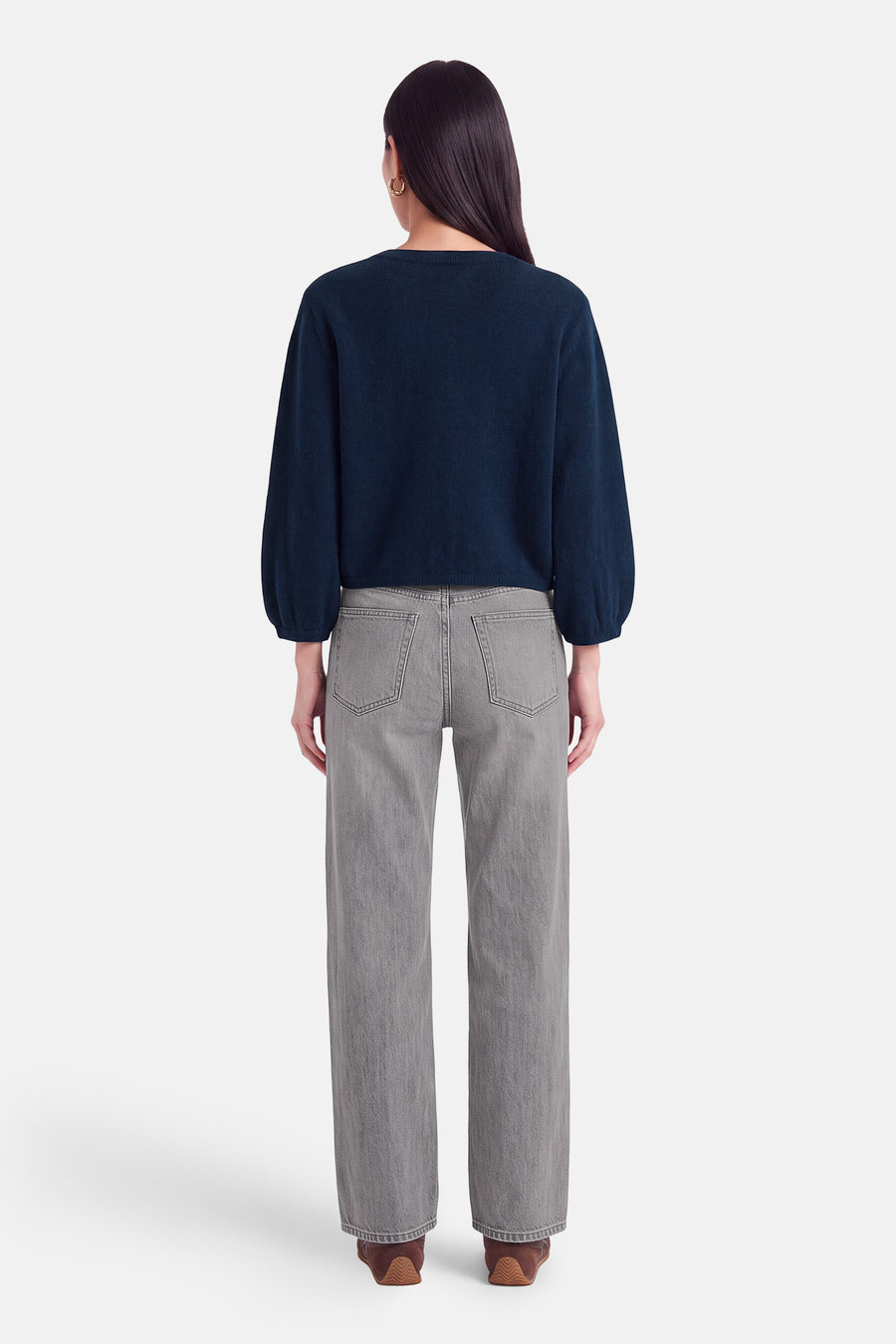 Gilet bleu en tricot épais par Terra di Siena, vue arrière, manches ballon, porté avec jeans gris et bottines marron