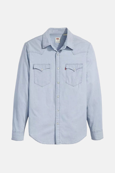 Chemise en denim bleu clair de Levi's avec des poches à rabat à la poitrine et fermeture boutonnée.