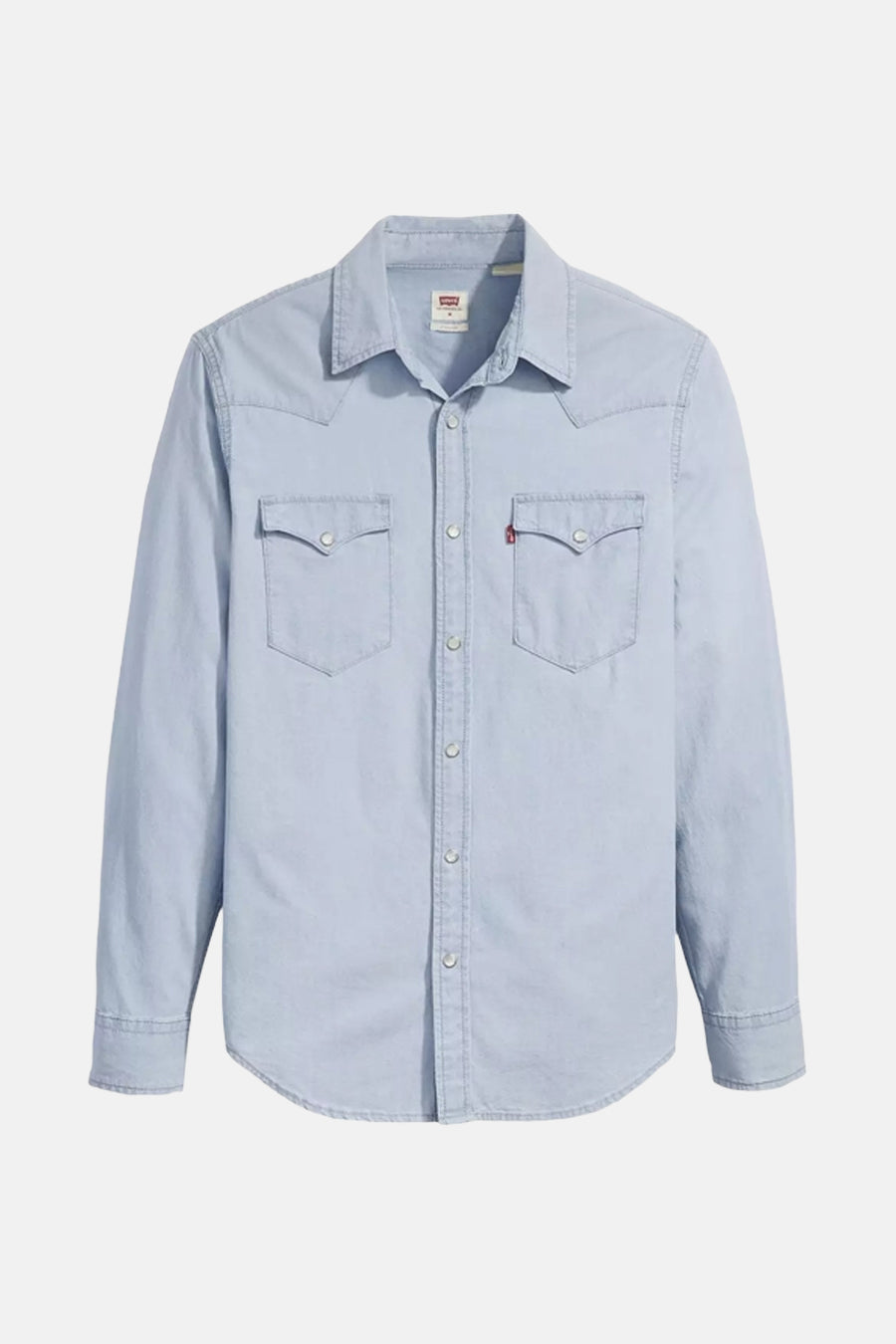 Chemise en denim bleu clair de Levi's avec des poches à rabat à la poitrine et fermeture boutonnée.