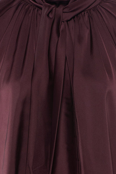 Bordeaux blouse met lange mouwen van Terra di Siena, met een strik bij de kraag en plooien.