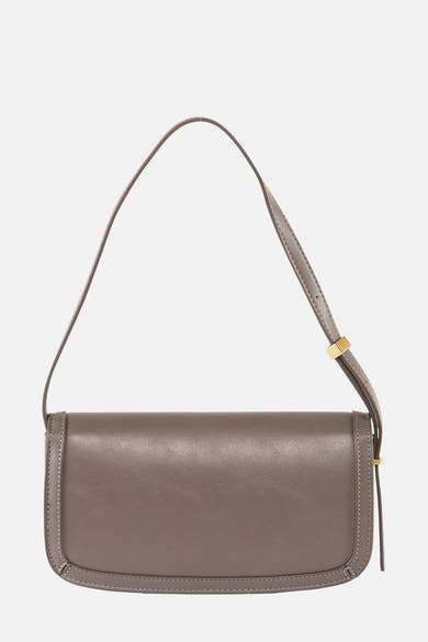 Sac à bandoulière gris de MANGO, avec une bandoulière fine réglable et des détails de couture ton sur ton.