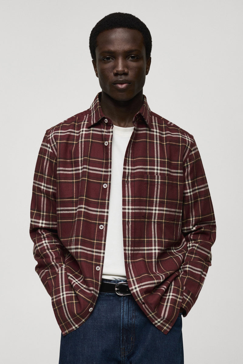 Bordeaux geruit overhemd met lange mouwen van MANGO, van achteren gezien op een model met een blauwe jeans.