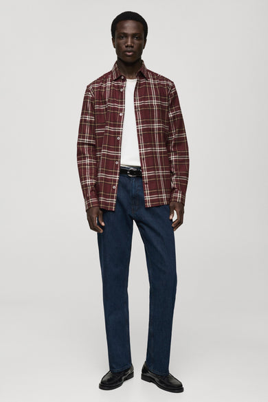 Bordeaux geruit overhemd met lange mouwen van MANGO, gedragen met een wit T-shirt en een blauwe jeans.