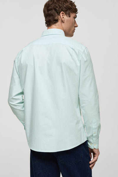 Groen overhemd met lange mouwen van MANGO, van achteren gezien, gedragen met een donkere spijkerbroek.