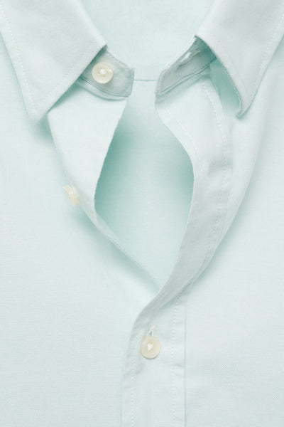 Chemise à manches longues vert de MANGO, détails de boutons et de col.