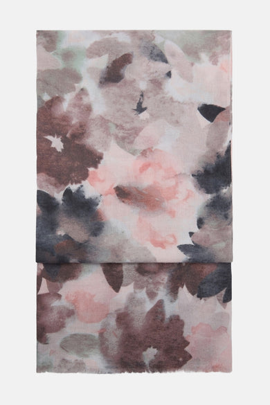 Multikleurige sjaal van MANGO, met een abstract bloemenpatroon in pastel- en aardetinten.