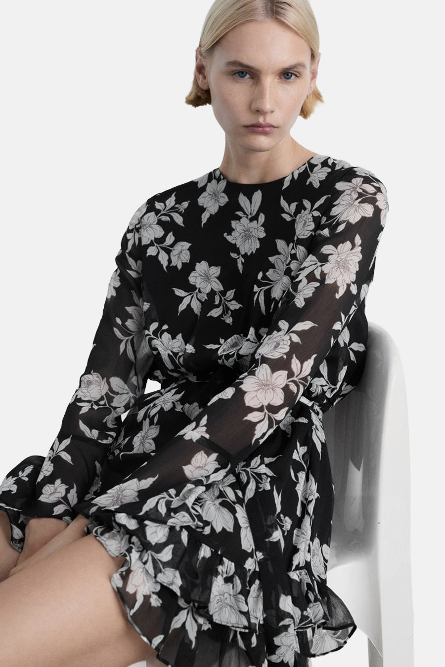 MANGO meergekleurde bloemenjurk met lange mouwen en een zoom met ruches.