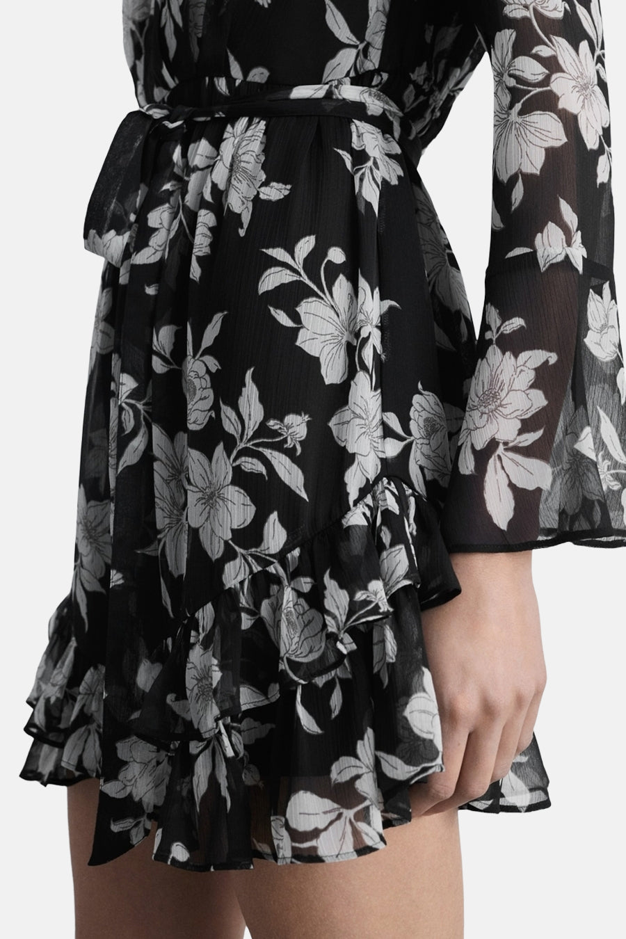 Multikleed van Mango, met bloemenprint en ruches, met strikceintuur.